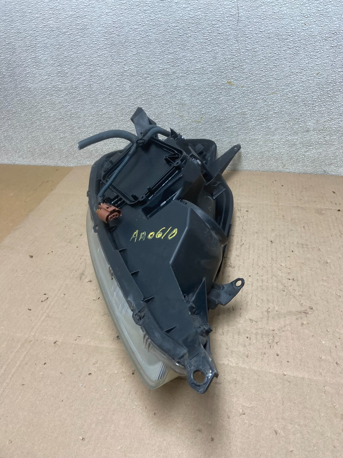2004-2005 Toyota Sienna Left Driver LH Side Halogen Headlight AA0610 DW6