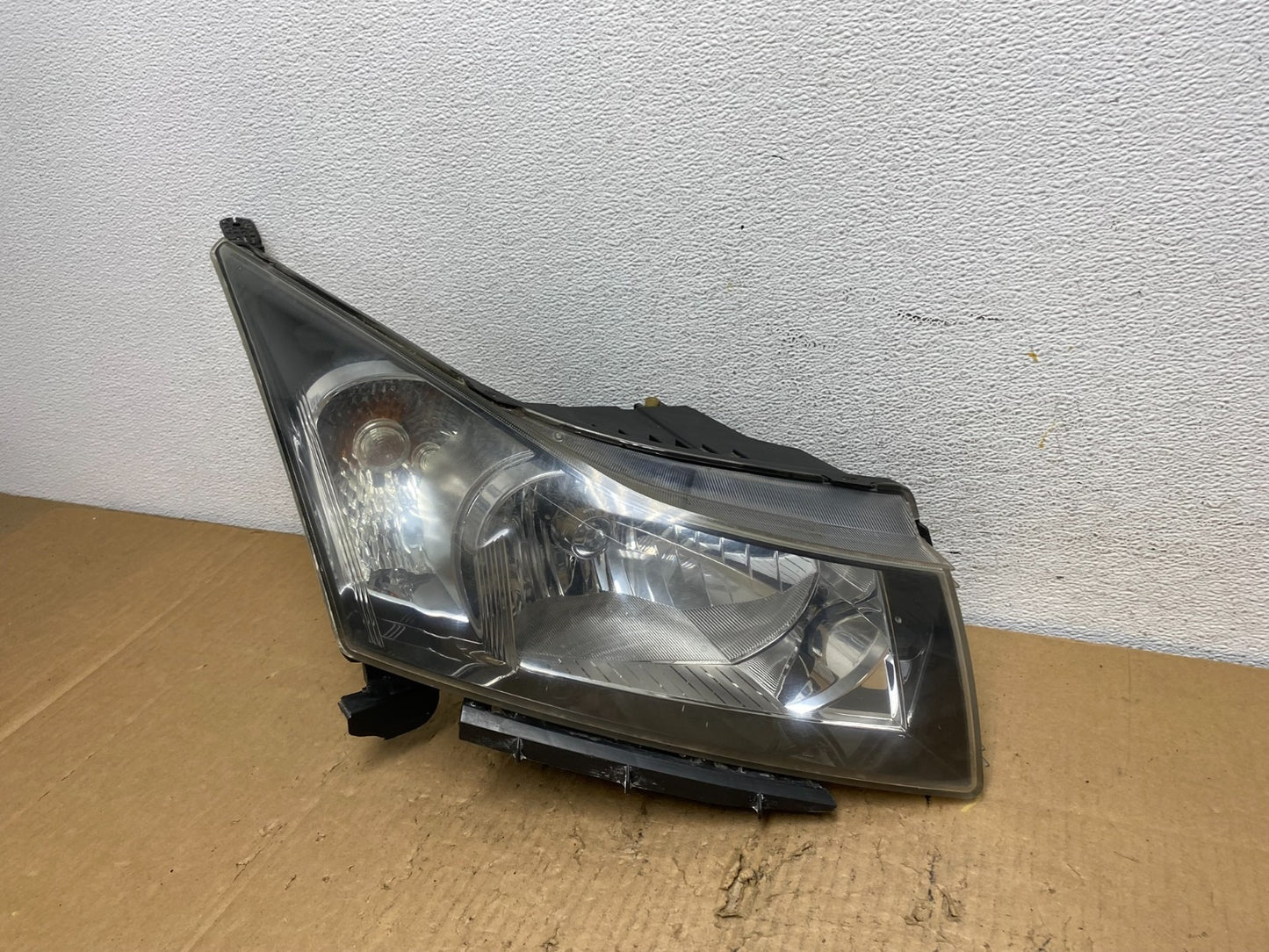 2011 to 2015 Chevrolet Cruze Halogen Right Passenger Rh Headlight AD2480 DW1