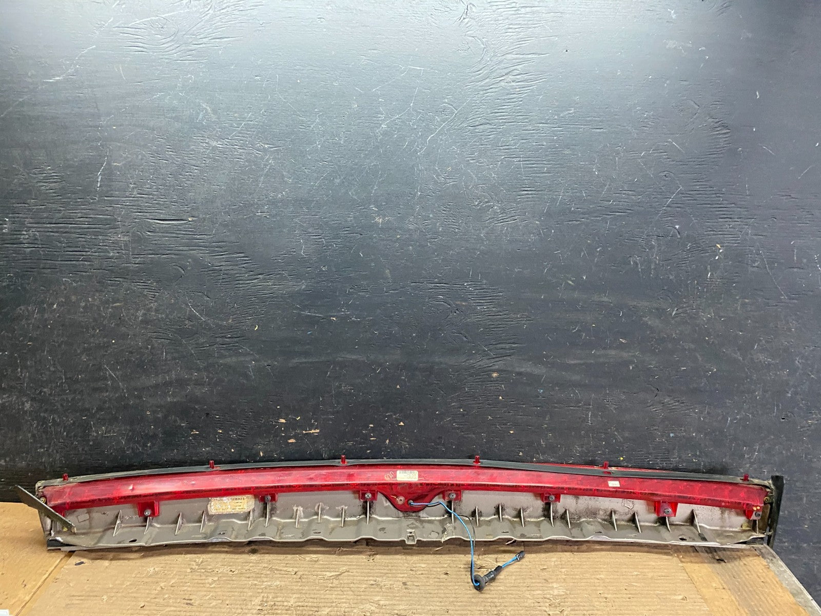 2001 to 2004 Cadillac Seville SLS Rear 3rd Break Light LID Mounted S5742 DG8