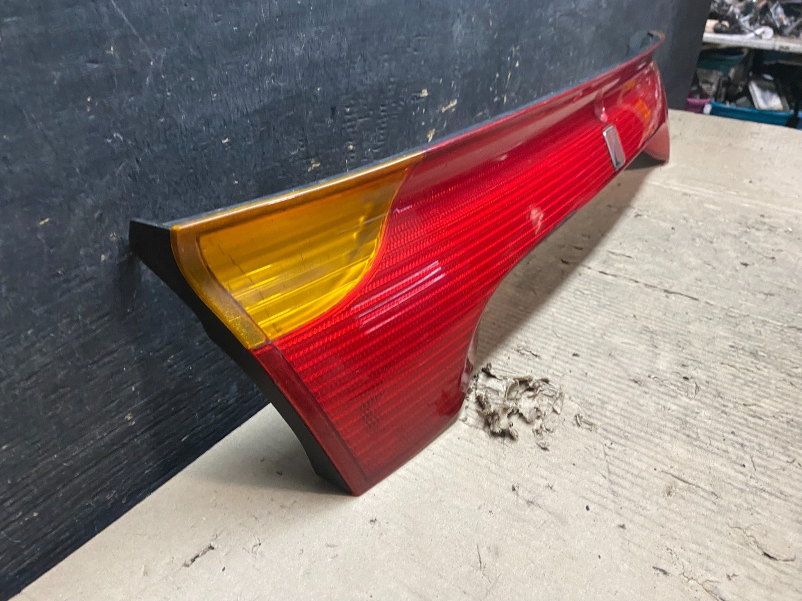 2001 to 2002 Saturn SC1 Trunk Rear Center Tail Light Panel OEM V4163 DG2