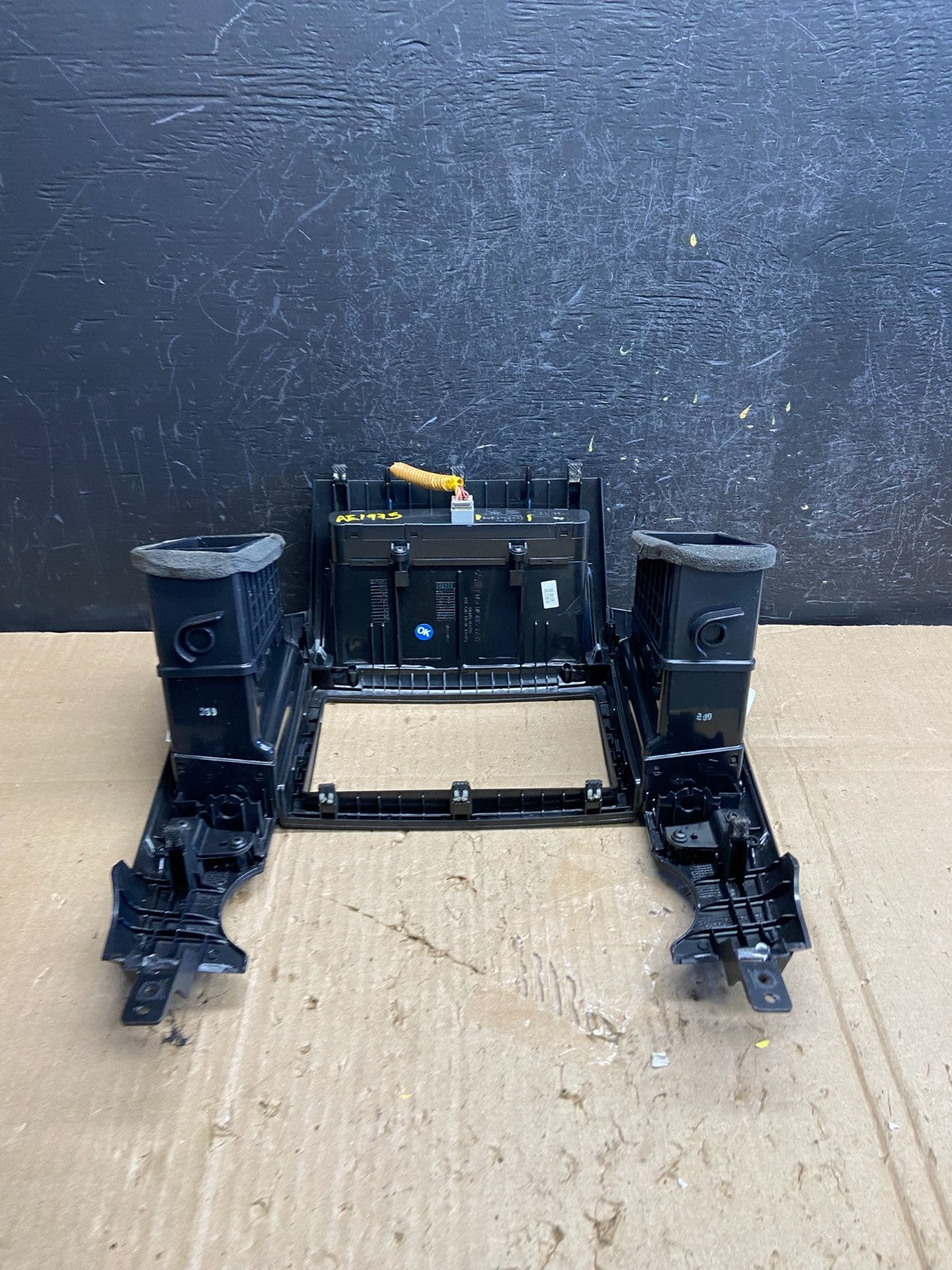 2006-2012 Hyundai Entourage Sedona Center Radio Clock Bezel Air Vent AE1975 DG5