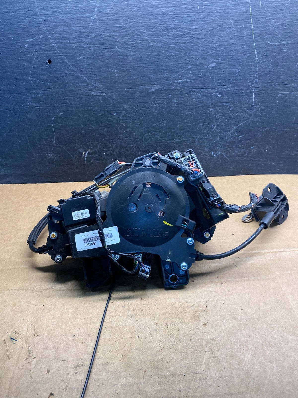 2007-2014 Kia Sedona Right Electric Power Sliding Door Motor Regulator AD73695