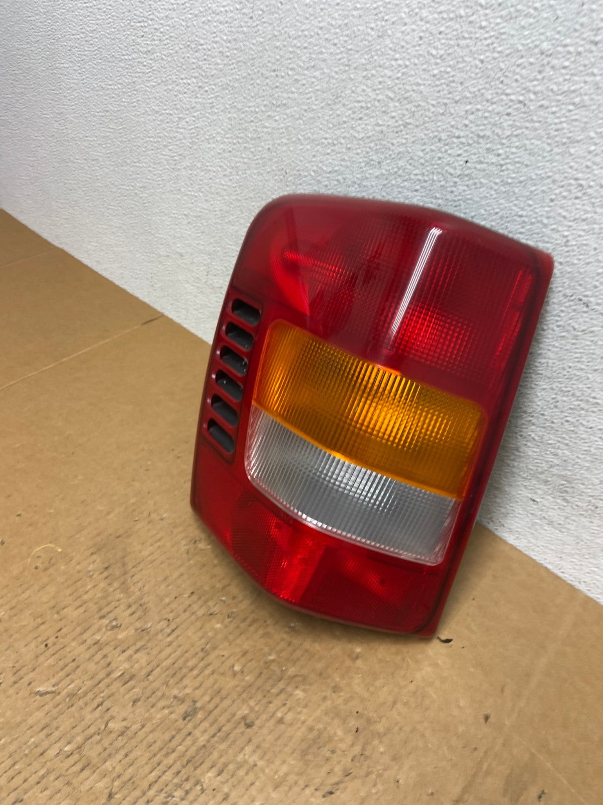 1999 - 2004 Jeep Grand Cherokee WJ Left Driver Lh Tail Light AE0580 LK1