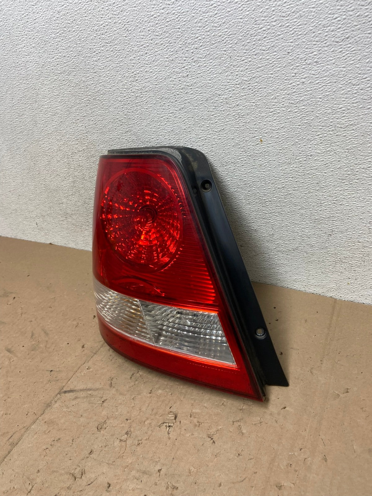 2003 to 2006 Kia Sorento Left Driver Side Tail Light AG5401 LK1