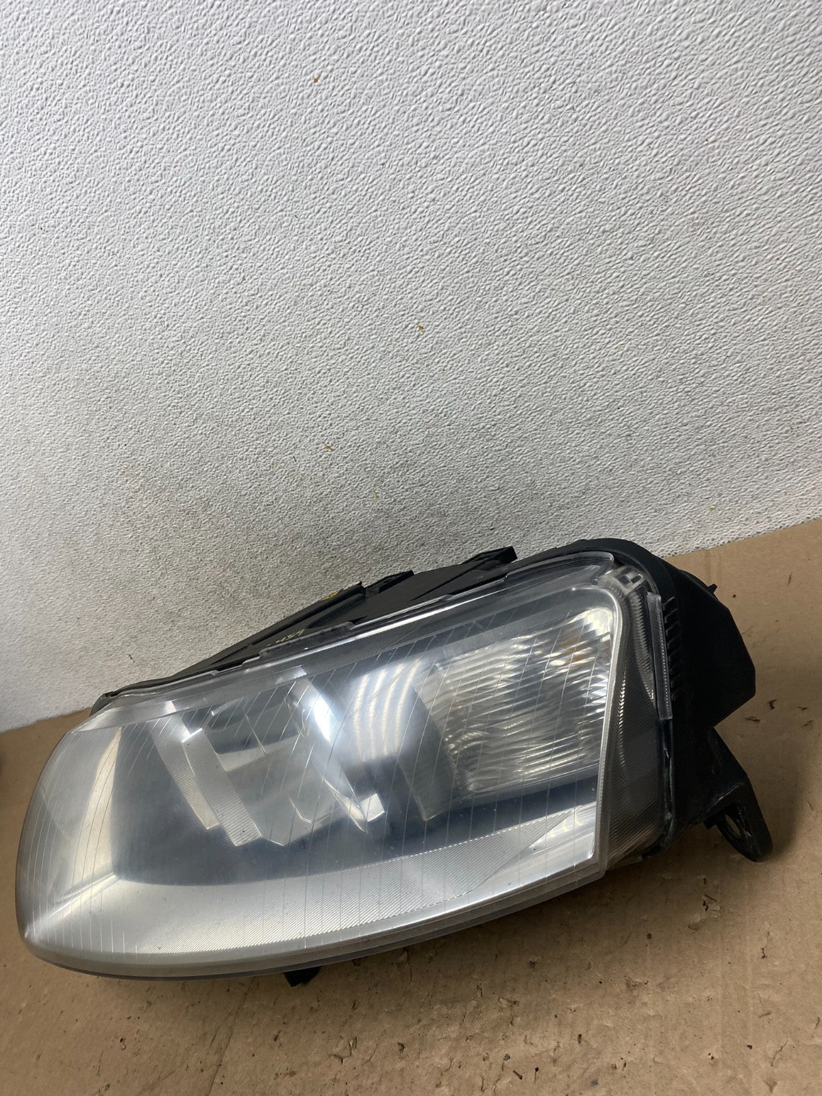 2005 to 2008 Audi A6 Left Driver Side Headlight Xenon HID AG5459 DW2