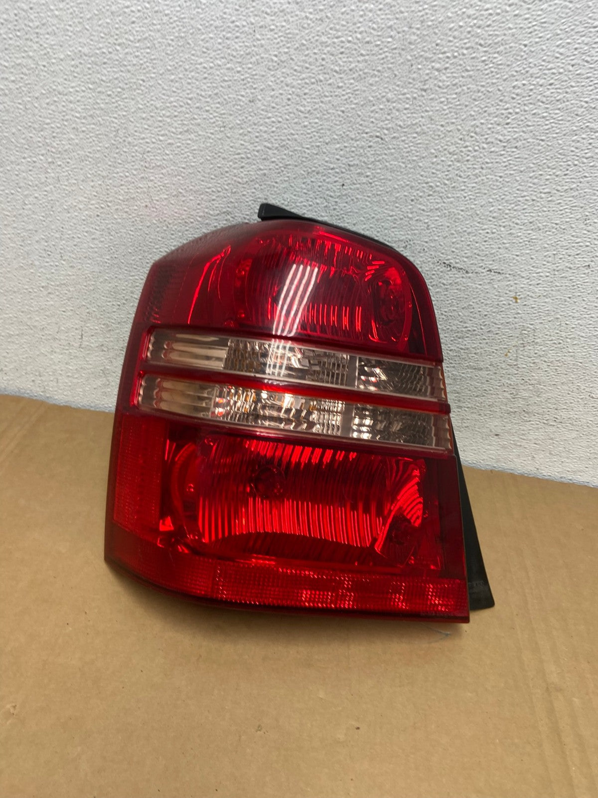 2001 2002 2003 Toyota Highlander Left Driver LH Tail Light AD2555 LK0