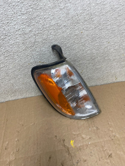 2000-2001 Nissan Xterra Right Passenger Turn Signal Headlight Light T5695 DW2