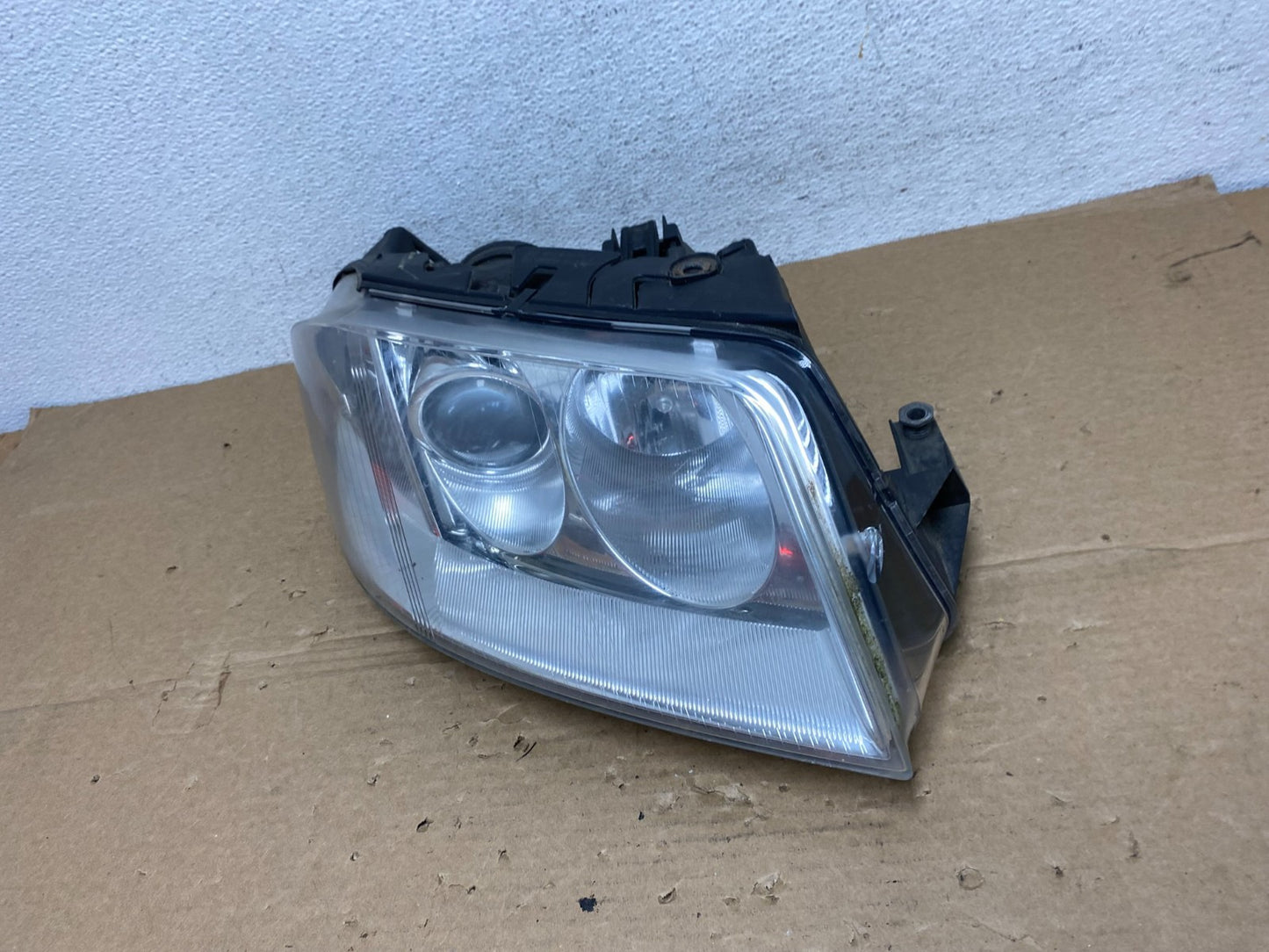 2001-2005 Volkswagen Passat Right RH Halogen Headlight AD4021 DW1