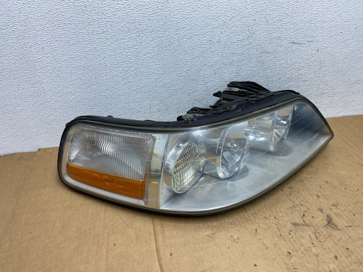 2005 to 2011 Lincoln Town Car Right Passenger Rh Side Headlight AD3178 DW2