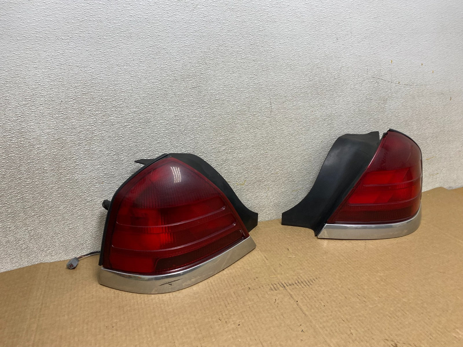 1998-2003 Ford Crown Victoria Left+Right Side Tail Lights Oem W3792 DW2