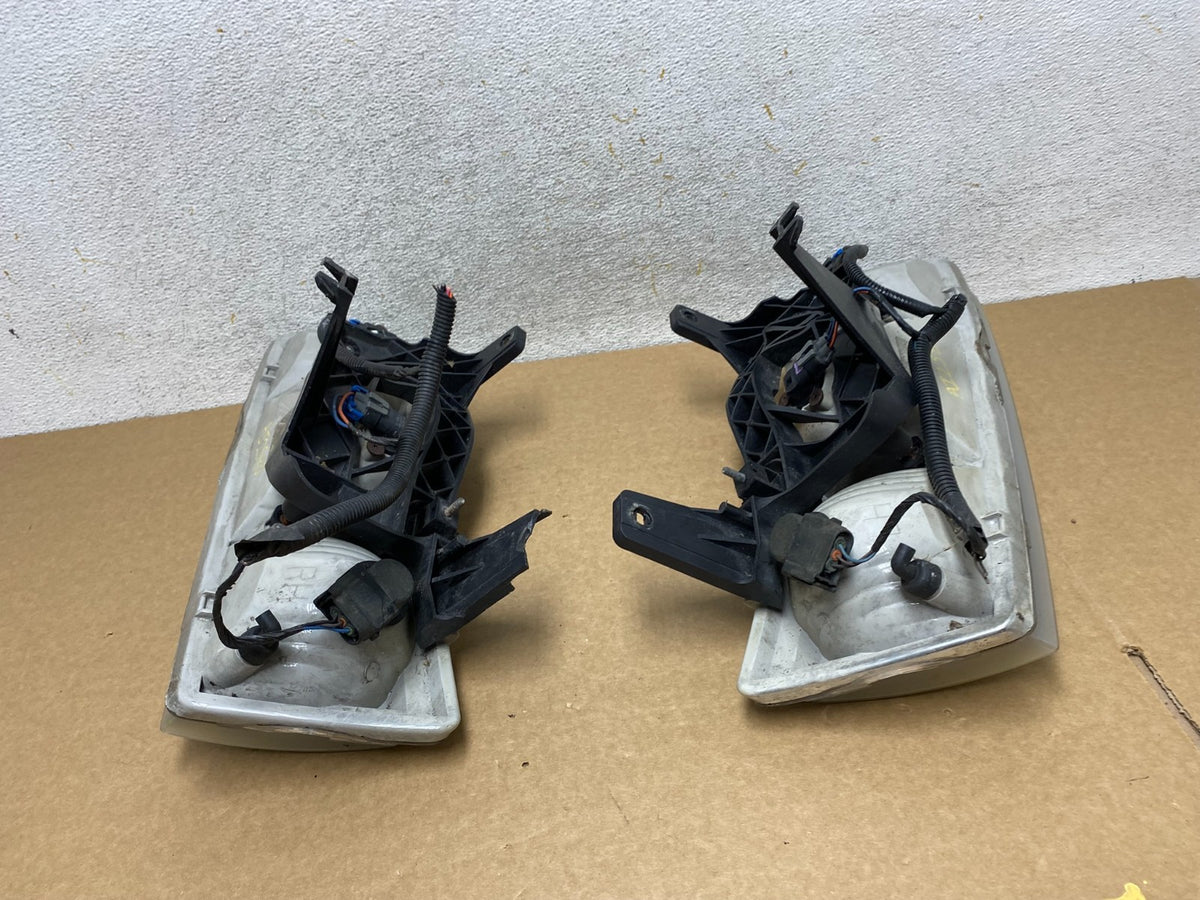 2002 2003 2004 Saturn Vue Left+Right Set Side Headlights AI2580 DW12