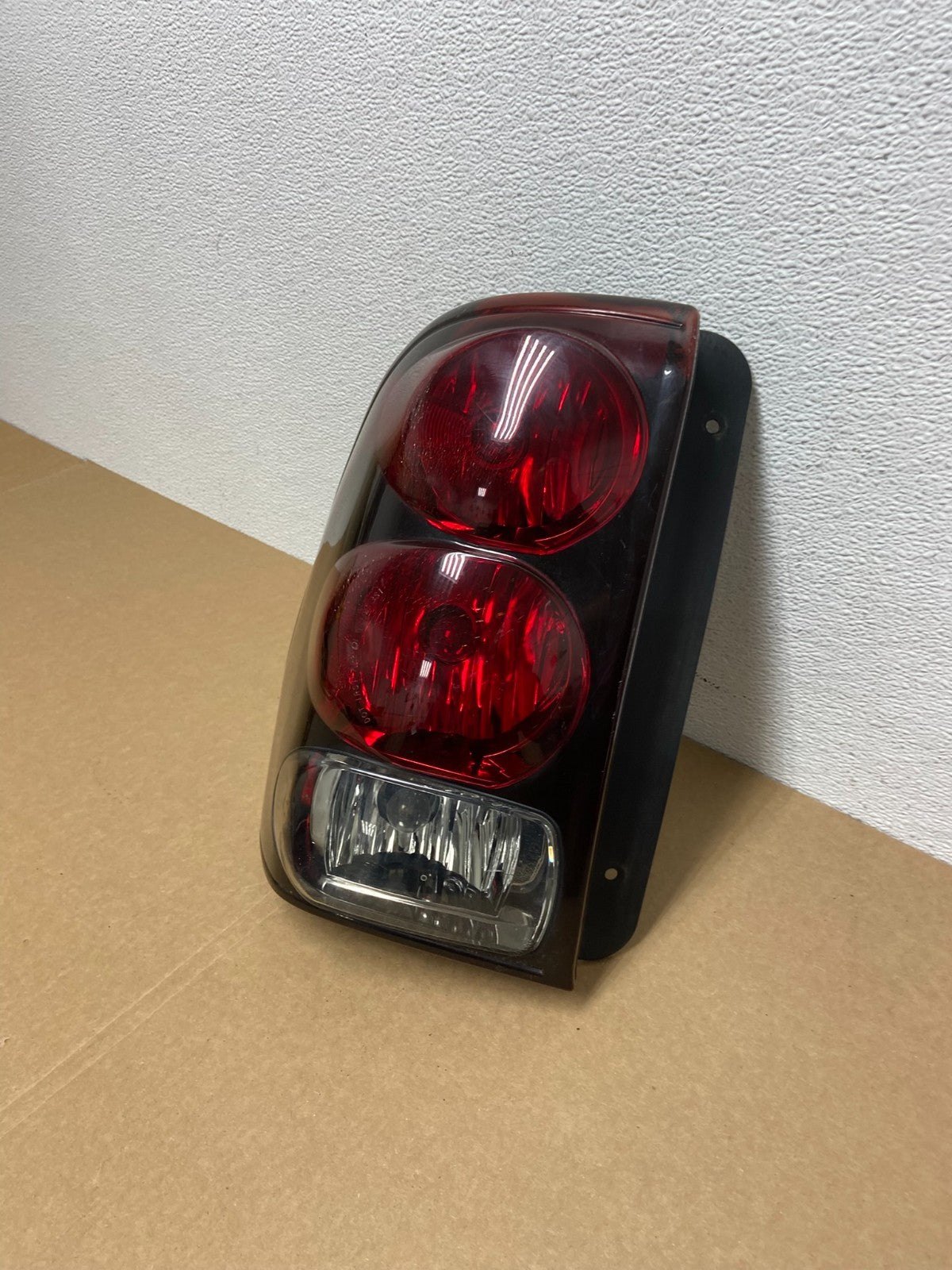 2002 to 2009 Chevrolet Trailblazer Left Driver LH Side Tail Light AB9949 DW1