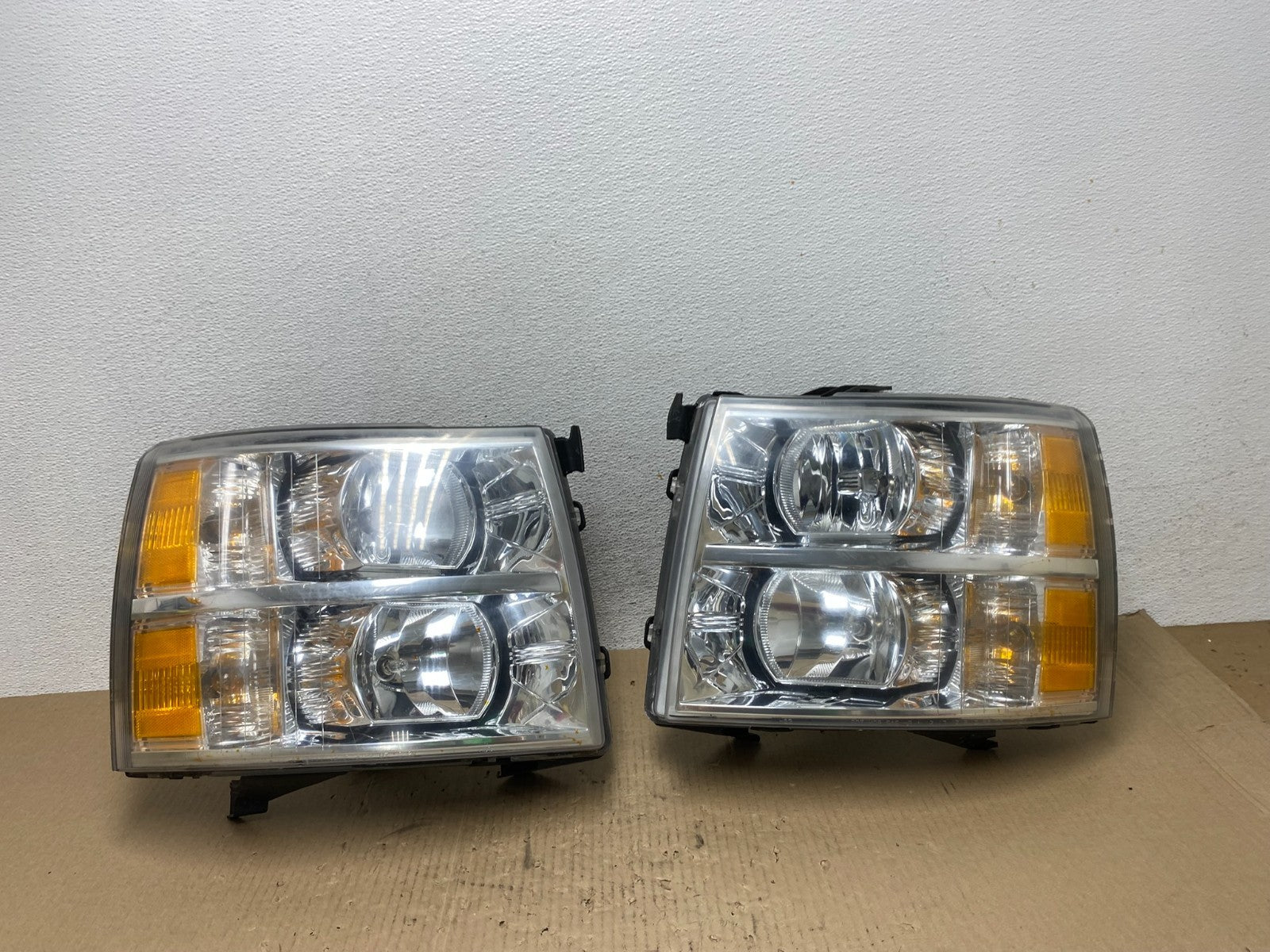 2007 to 2014 Chevrolet Silverado Left+Right Side Headlights AE7066 DW0
