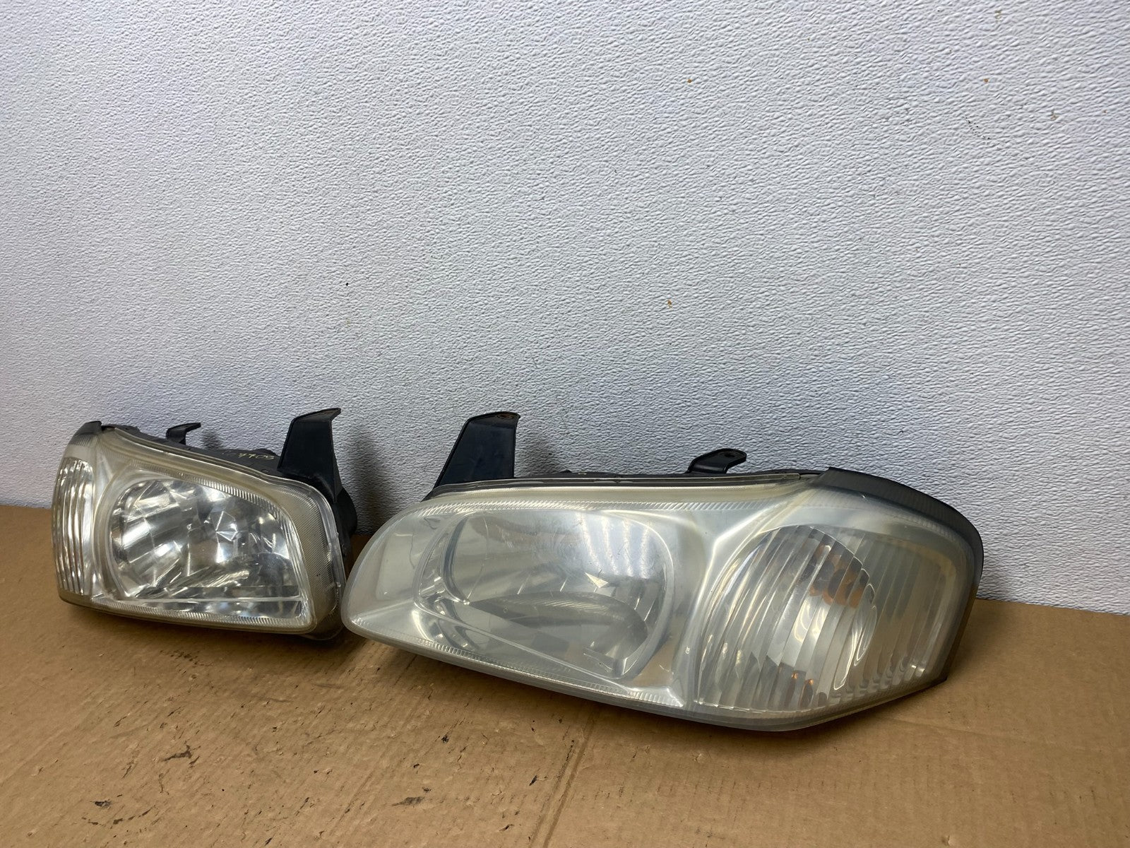 2000 to 2001 Nissan Maxima Left+Right Side Set Halogen Headlights AC7705 DW1