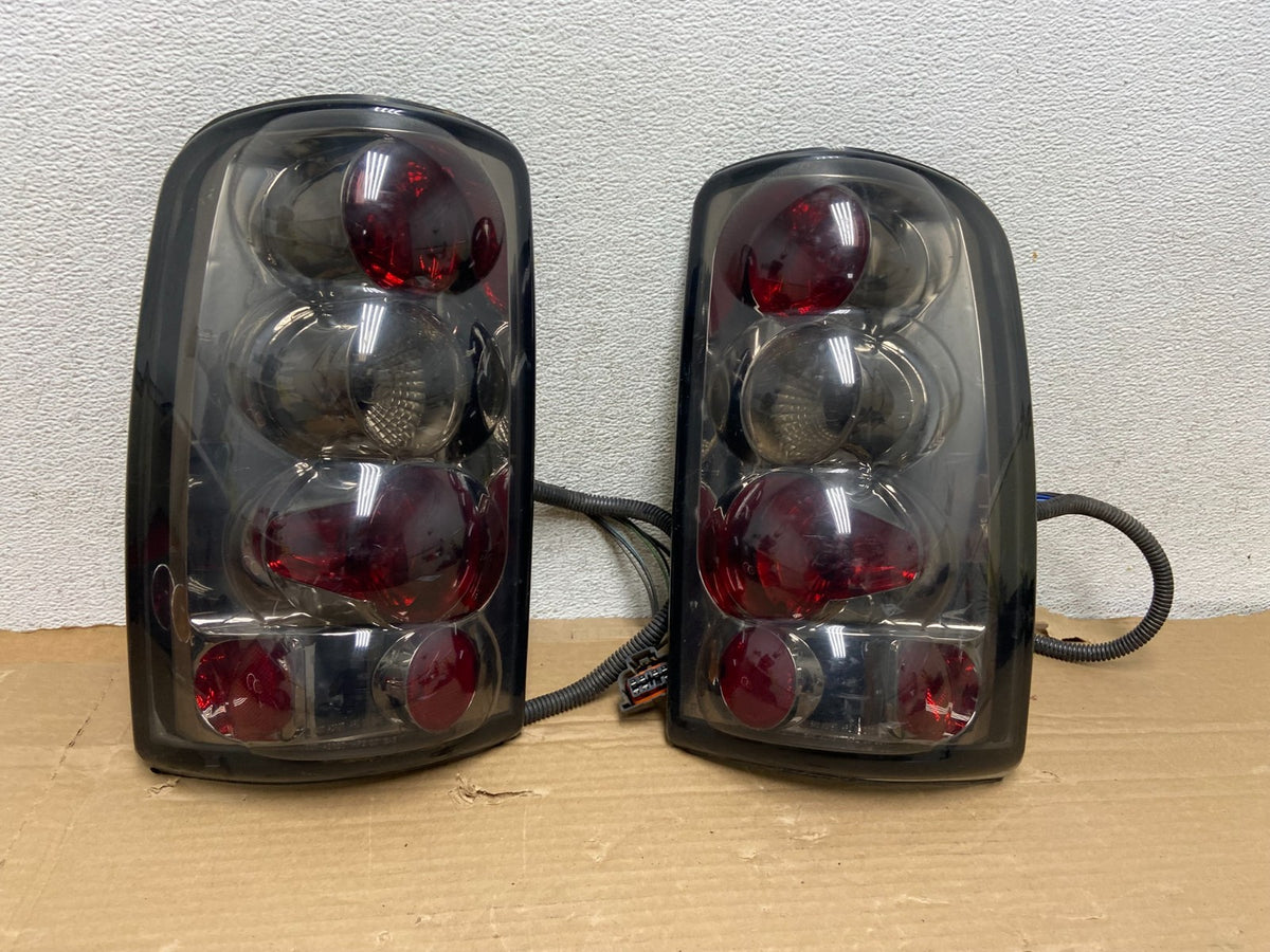 2000 to 2006 Chevrolet Suburban Tahoe Yukon Left+Right Set Tail Lights AG8135 DG0
