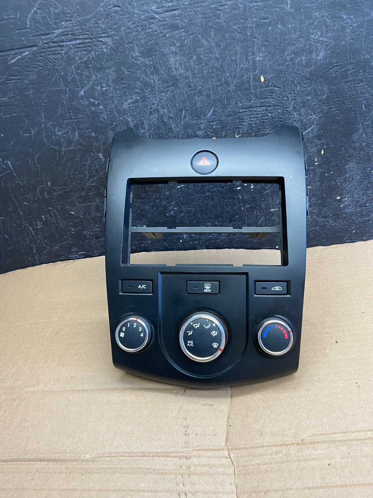 2010 - 2013 Kia Forte Radio Radio Heater A/C Climate Control Bezel AF1795 DG0
