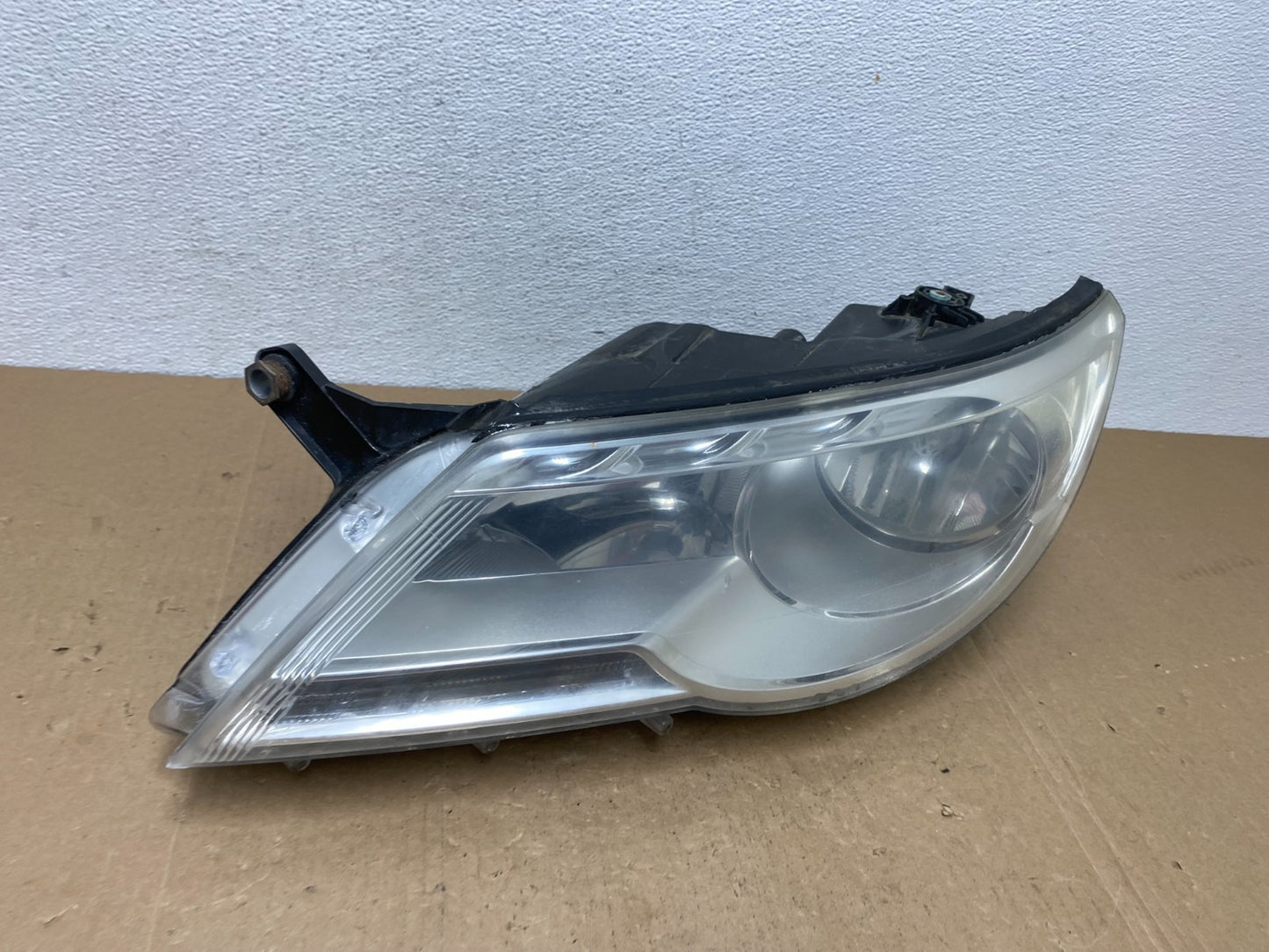 2009 to 2011 Volkswagen Tiguan Left Driver LH Halogen Headlight AC5788 DW2