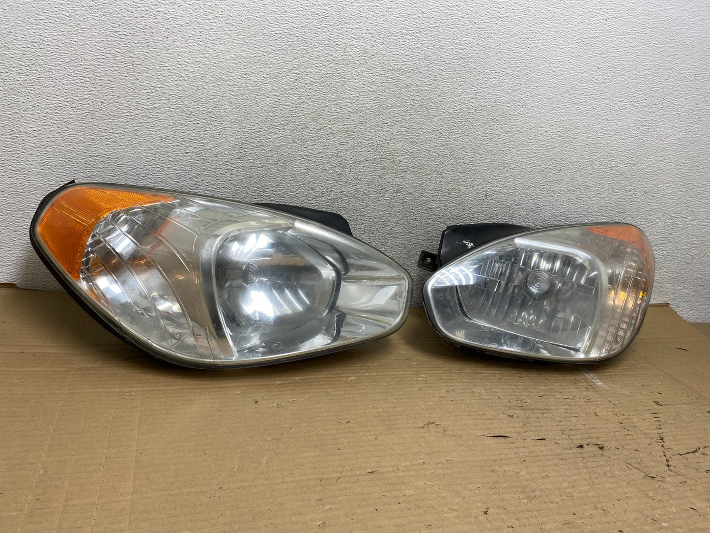 2006 to 2011 Hyundai Accent Sedan Left+Right Halogen Headlights AG9108 DW1