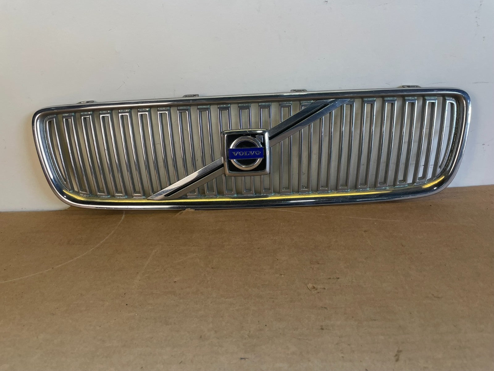 2001 to 2004 Volvo V70 Front Upper Grill Grille AG0861 DG0
