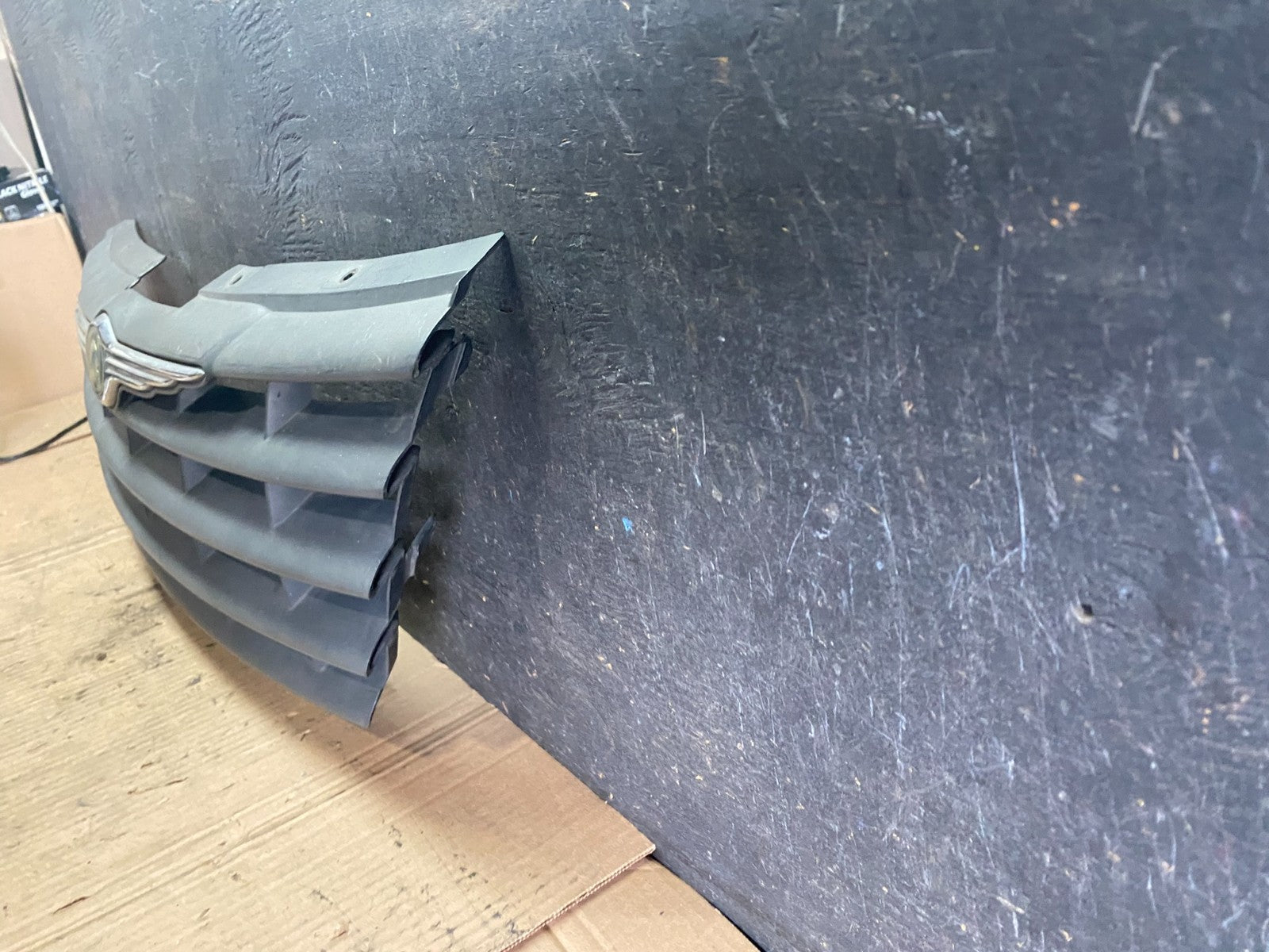 2005 to 2006 Chrysler Town & Country Front Upper Grill Grille Oem P8585 DG1