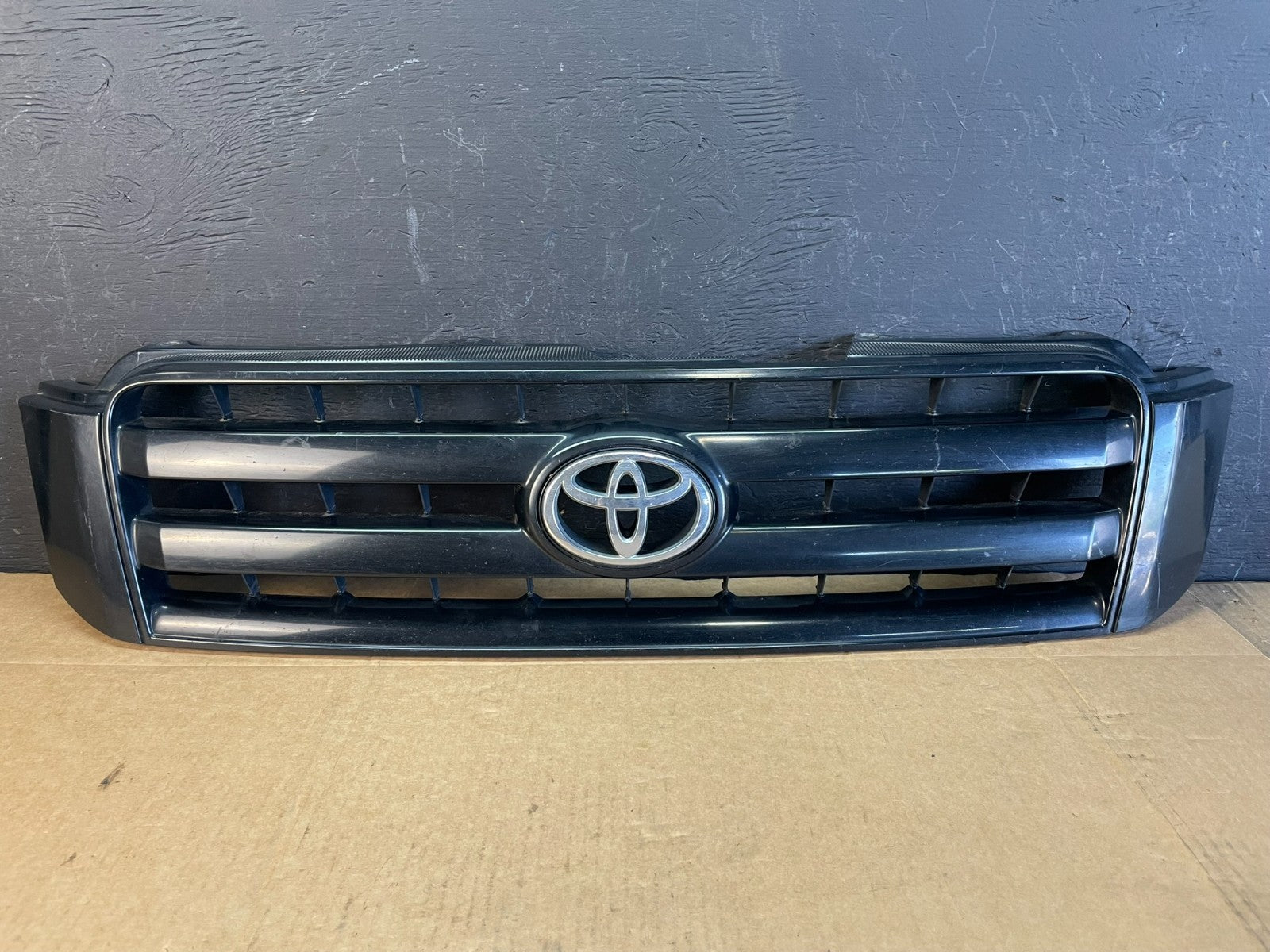 2004 to 2007 Toyota Highlander Front Upper Grille Grill With Emblem AC5014 DG0