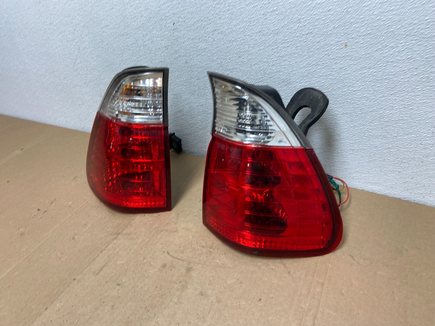 2000 to 2006 Bmw X5 Left+Right Set Outer Tail Lights AC5698 DG1