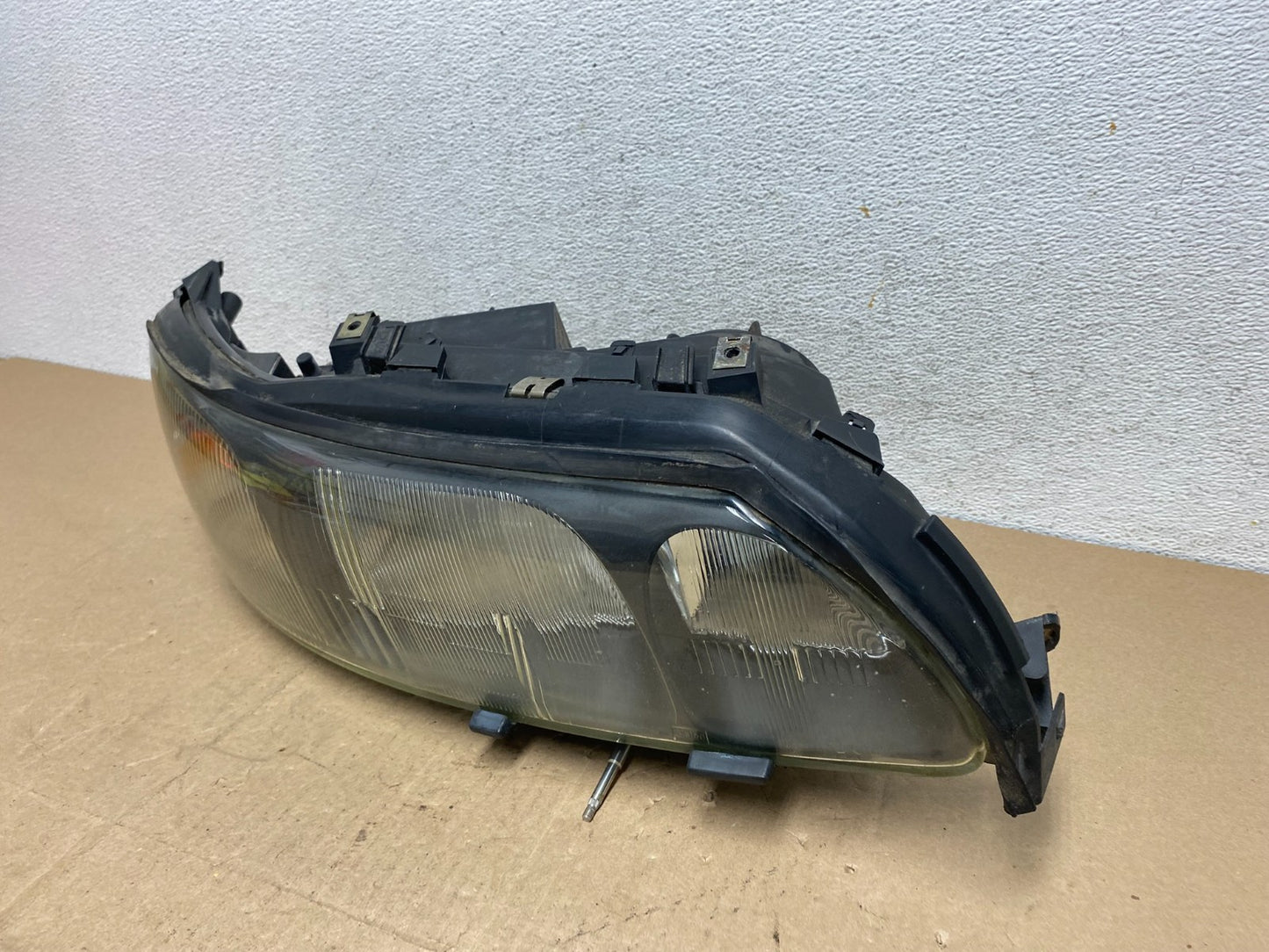 2001 to 2004 Volvo S60 Right Passenger Side Headlight Halogen AE6765 DW1