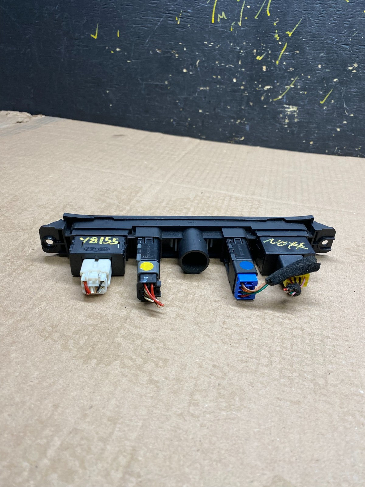 2006 - 2012 Kia Sedona Entourage Front Heated Seat Switch ESC OFF Y8155 DG3