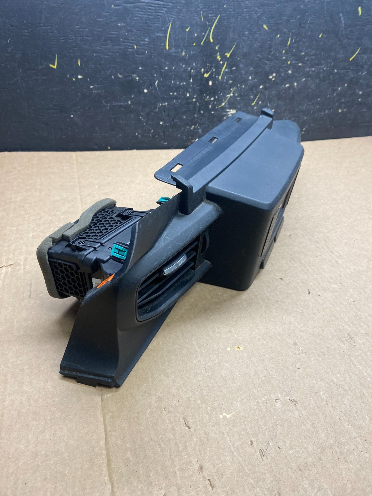 2020 to 2023 Ford  Explorer Console Radio Display Screen Air Vents Oem X6553 DG2