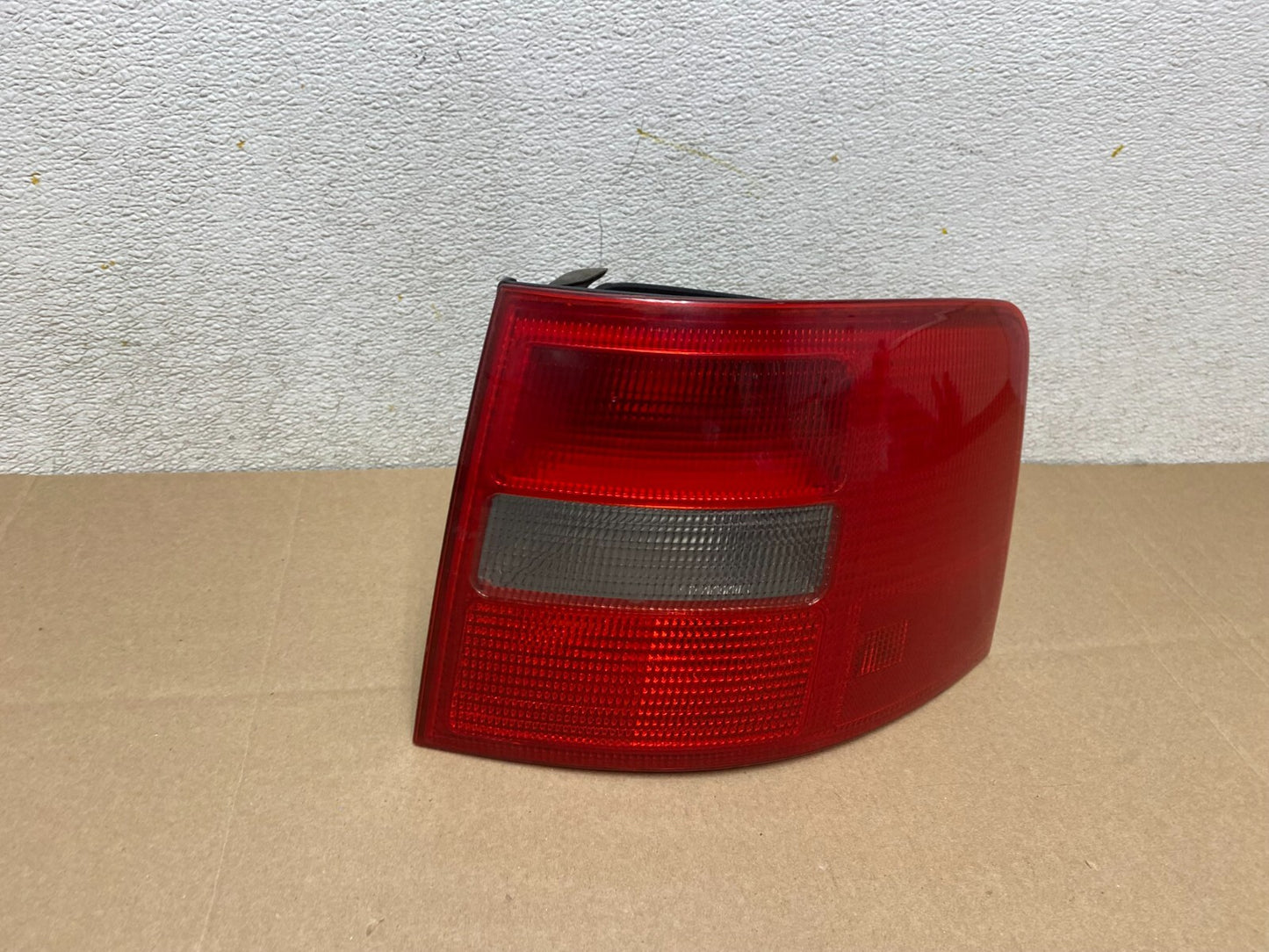 1999-2001 Audi A6 Wagon Oem Right Passenger Rh Side Tail Light Oem J8272 DW0