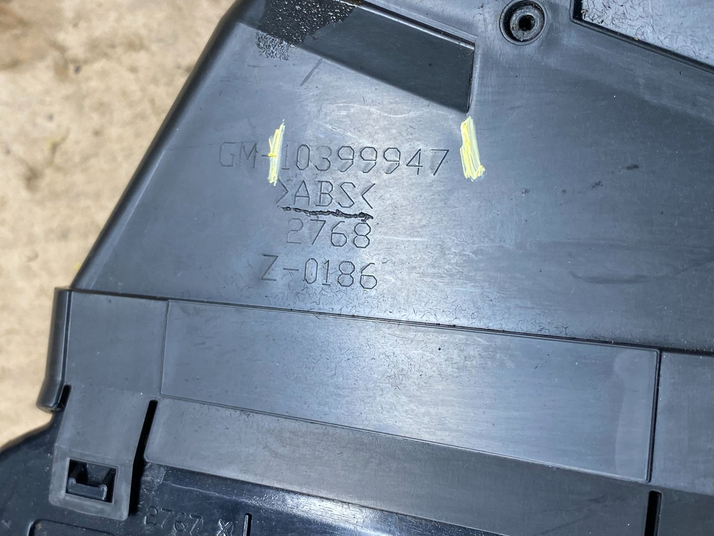 2007 to 2010 Saturn Outlook Dashborad Center Air Vent OEM p1727 DG6