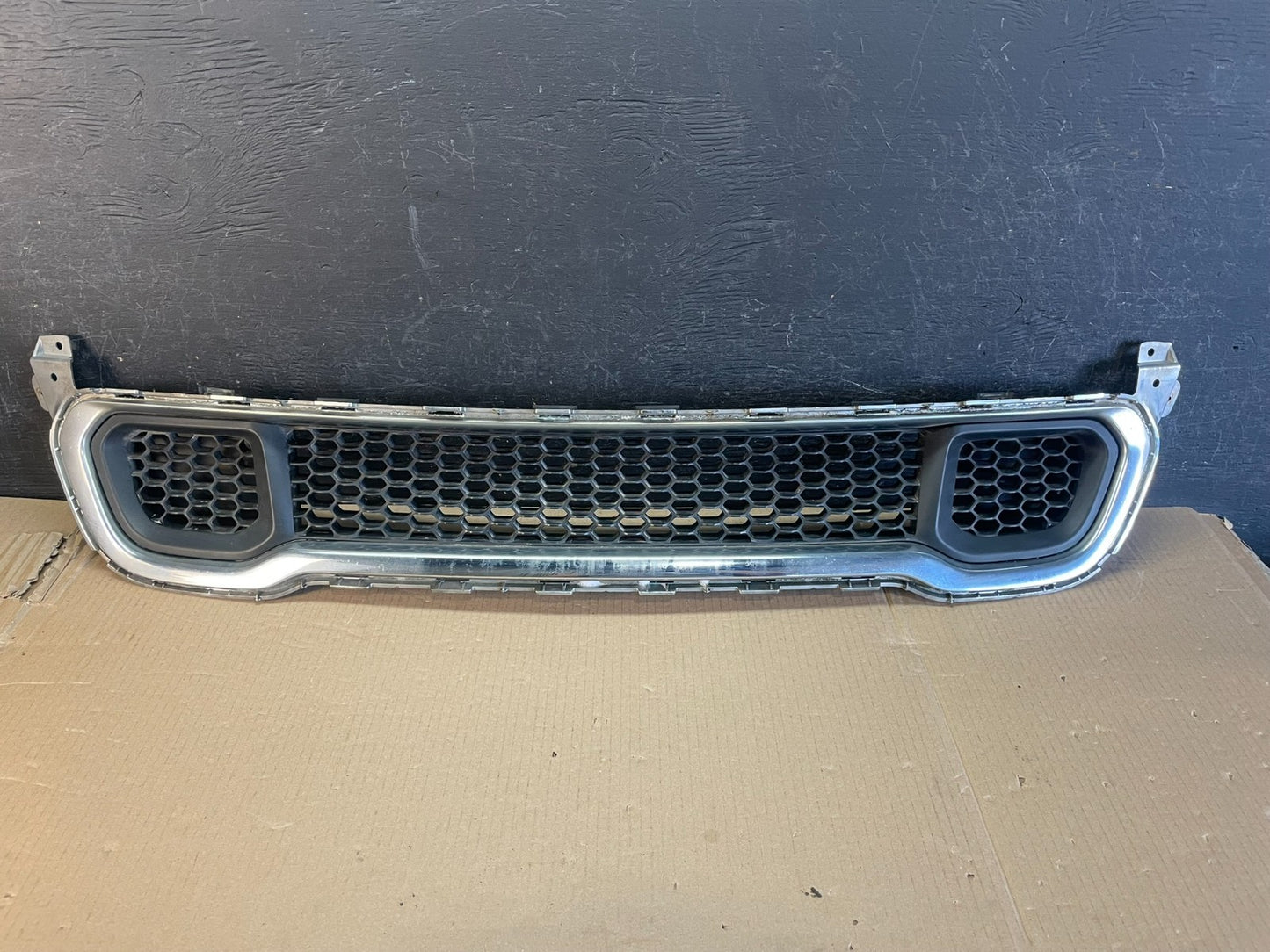 2014 to 2018 Jeep Cherokee Front Lower Bumper Cover Grille AE3576 DG0