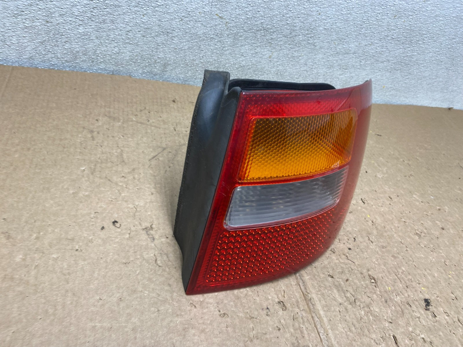 2001-2005 Audi A6 Wagon Right Passenger RH Side Tail Light Oem V3245 DW2