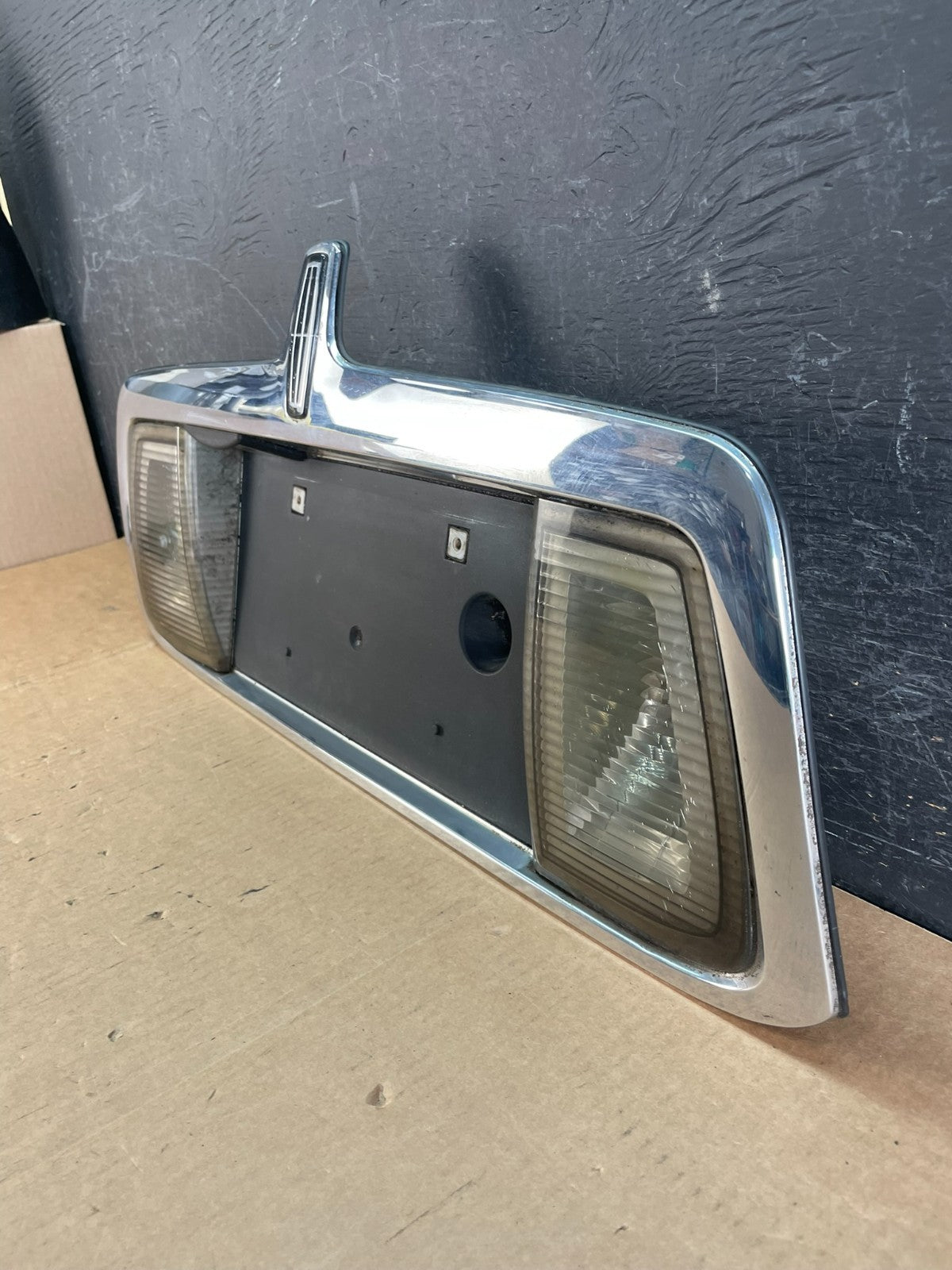 2000- 2002 Lincoln LS Rear Finish Panel Trunk Panel Chrome AE8429 DW1