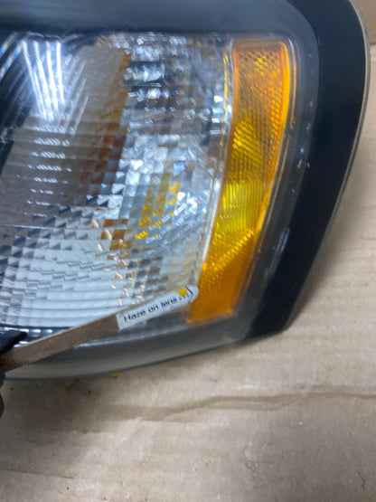 2004-2005 Land Rover Freelander Left Driver LH Halogen Headlight O2521 DW6