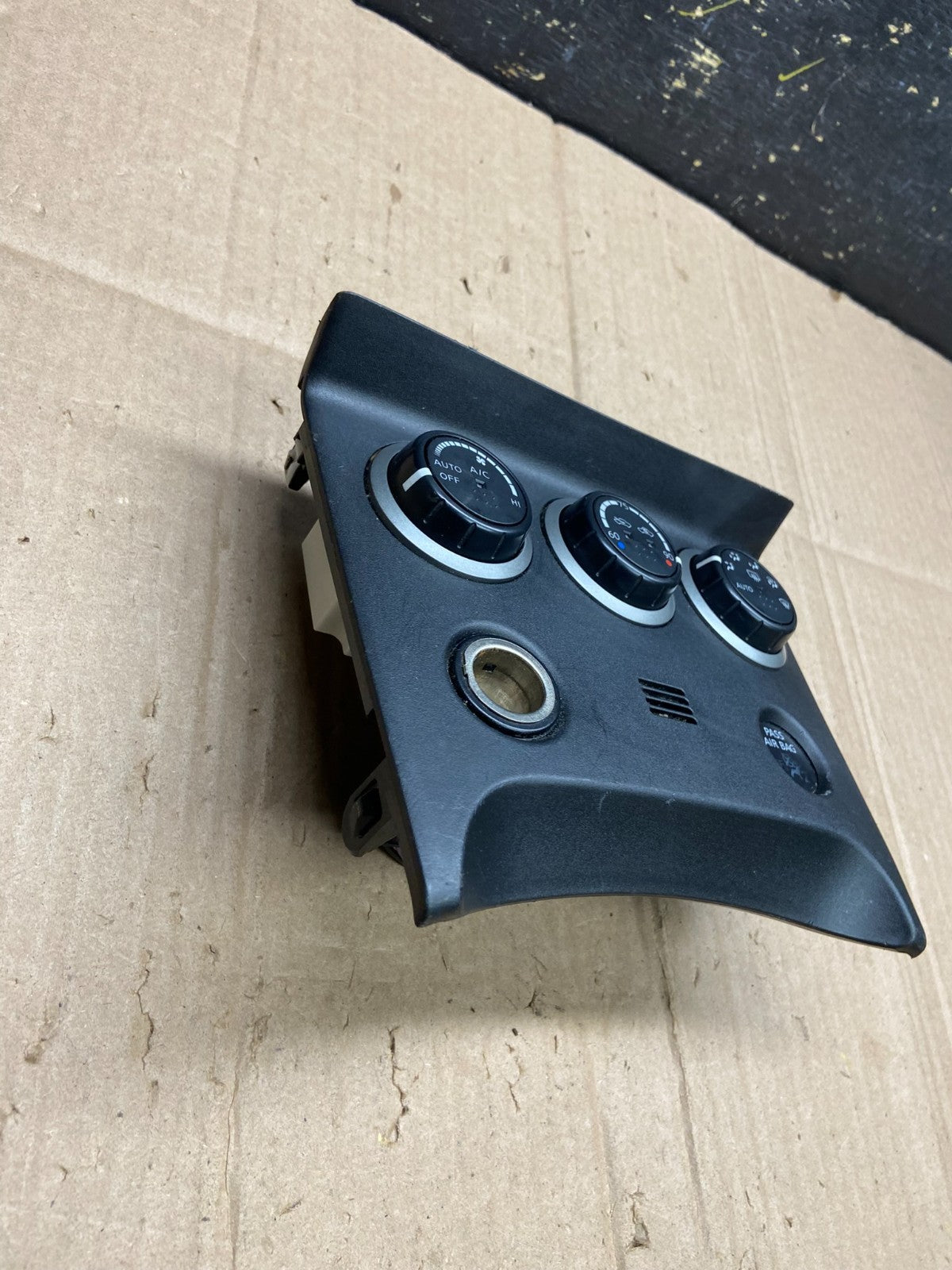 2011 to 2015 Nissan Rogue Heater Temperature AC Climate Control OEM AA4814 DG2