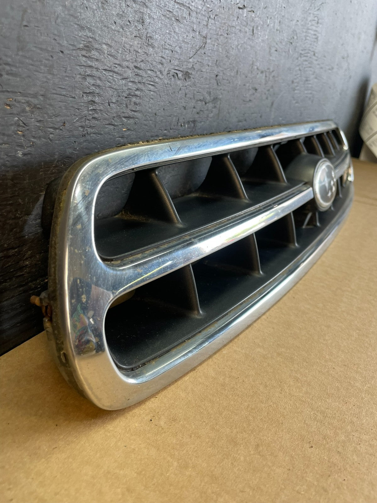 2000 to 2002 Subaru Legacy Outback Grill Grille AC9938 DG1