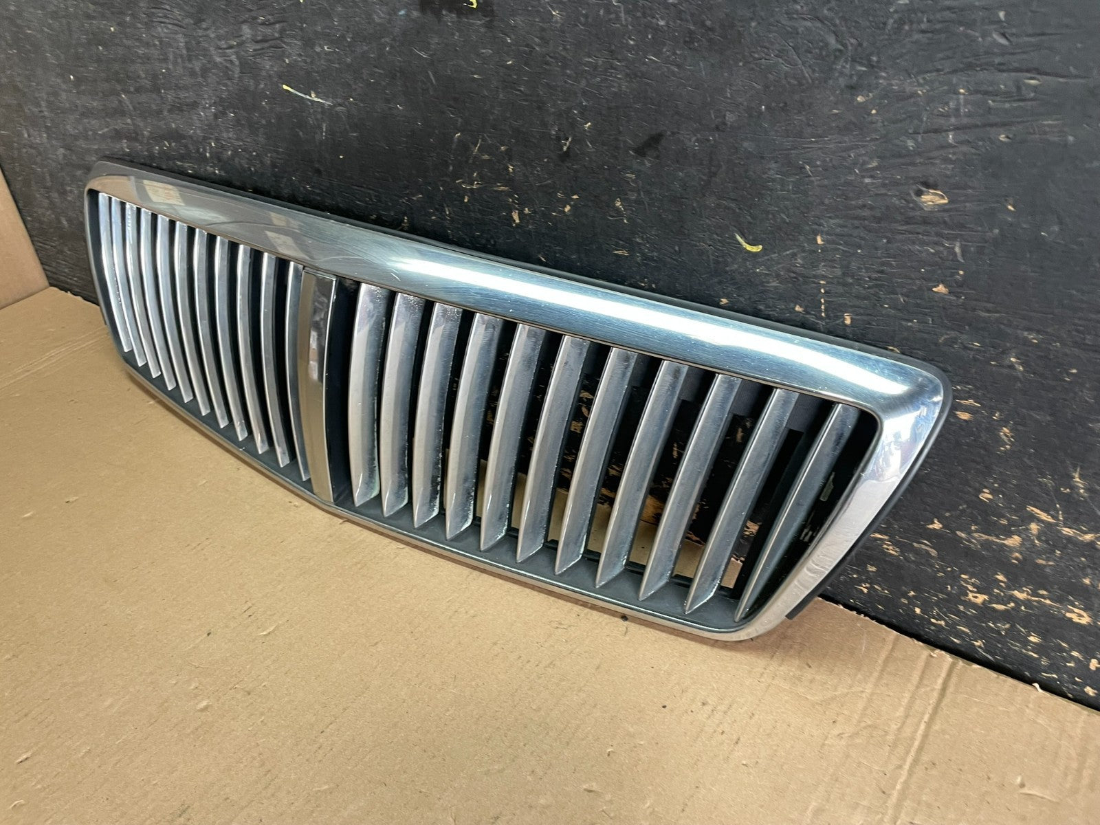 2002 to 2005 Hyundai XG350 Front Upper Grill Grille W/Emblem AA19462