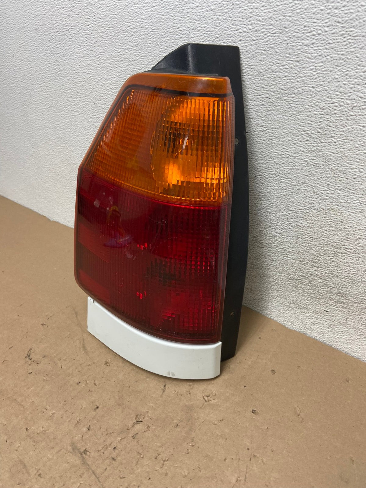 2002 to 2009 Gmc Envoy Left Driver Lh Side Tail Light AG4270 LK1