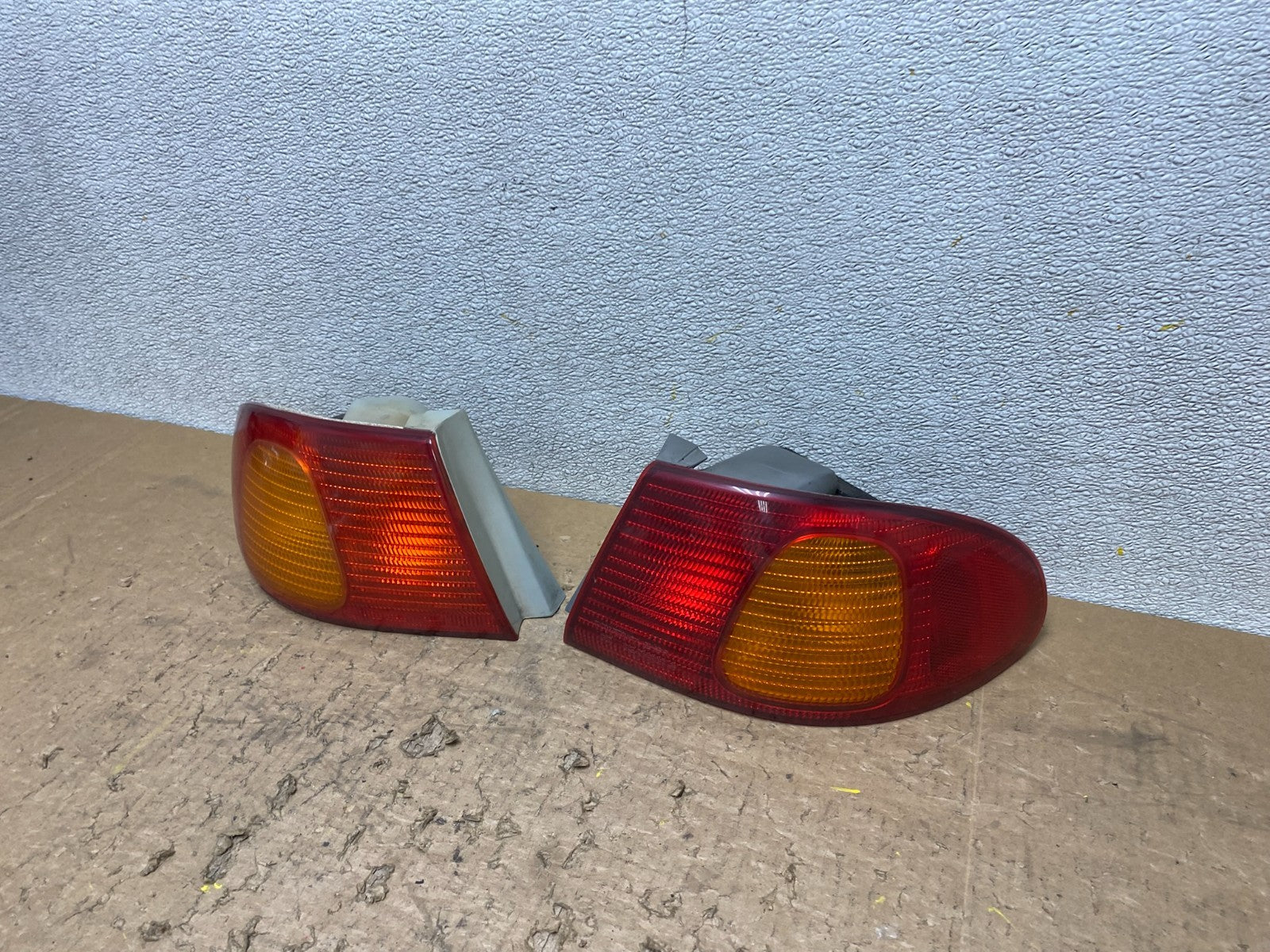 1998 1999 2000 Toyota Corolla Left+Right Side Tail Lights V8448 DW1