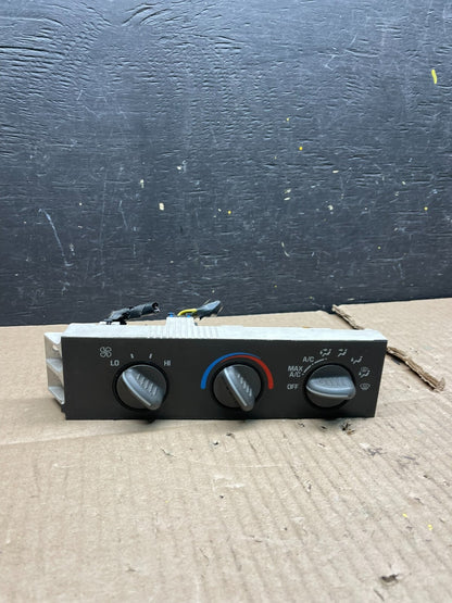 2001 - 2007 GMC Chevrolet Express 1500 Climate Control A/C T4489 DG0