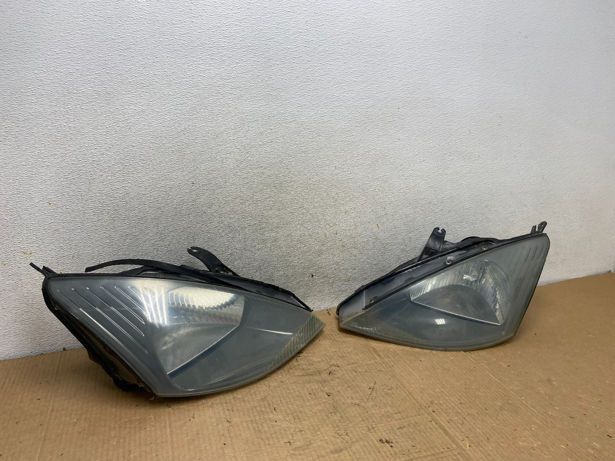2000 to 2002 Ford Focus Left+Right Set Halogen Headlights AI8108 DW2