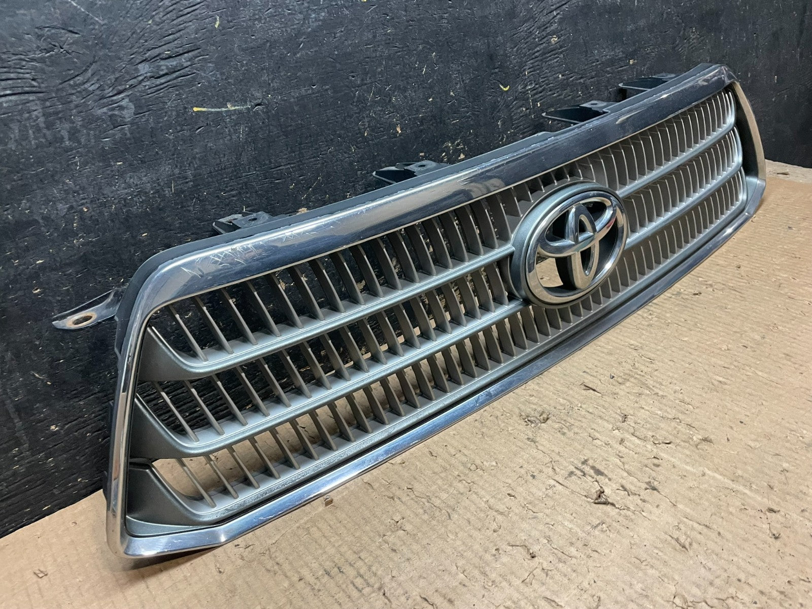 2008-2010 Toyota Highlander Hybrid Front Upper Grille Grill Emblem Y6644 DG1