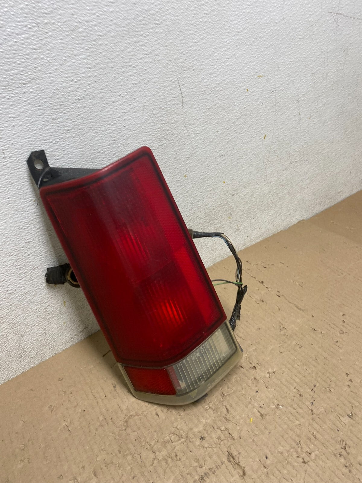 2000 to 2002 Chevrolet Express Left LH Side Tail Light Oem L6269 DW2