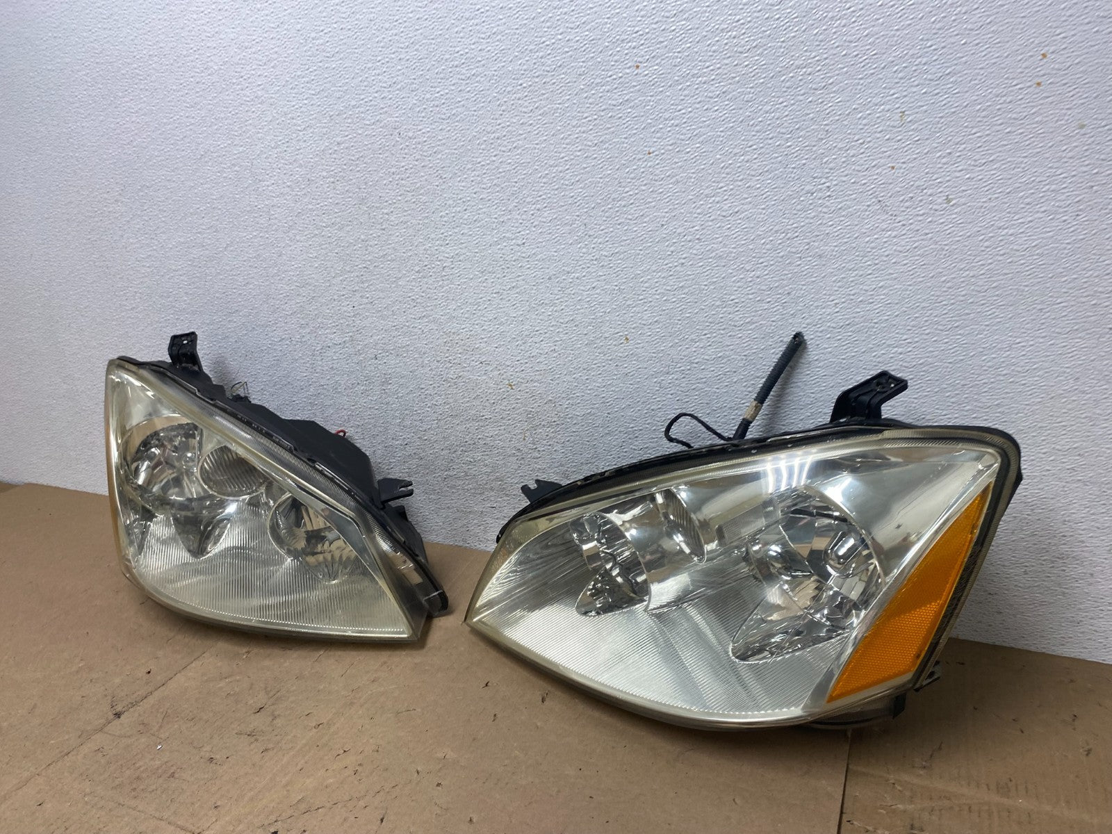 2002 to 2004 Nissan Altima Left+Right Side Set Halogen Headlights AE6886 DW1