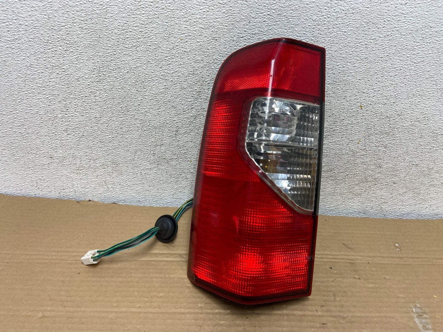 2002 2003 2004 Nissan Xterra Left Driver Side Tail Light AG8978 DW0