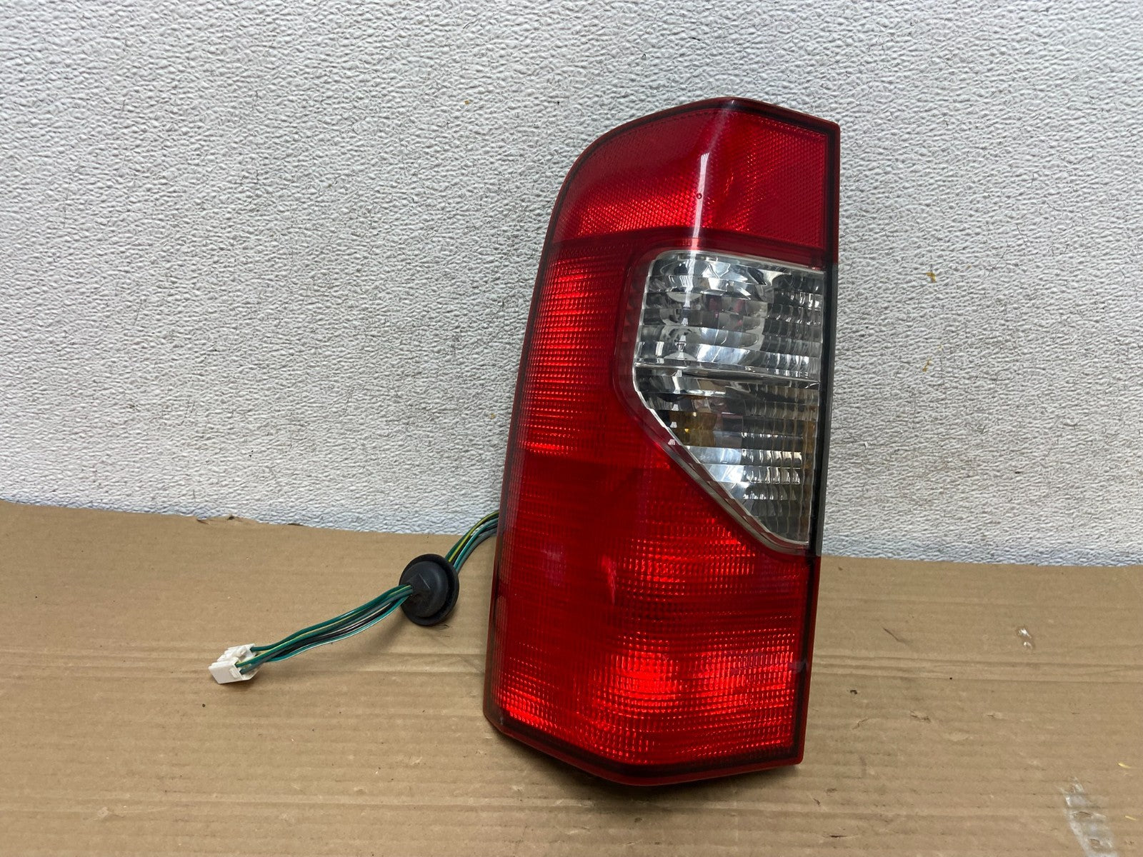 2002 2003 2004 Nissan Xterra Left Driver Side Tail Light AG8978 DW0