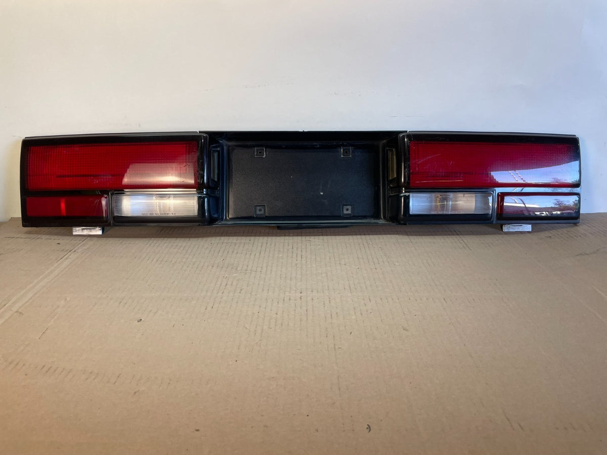 1992 1993 Chevrolet Cavalier Rear Trunk LID Center Tail Light AH0468 DG0