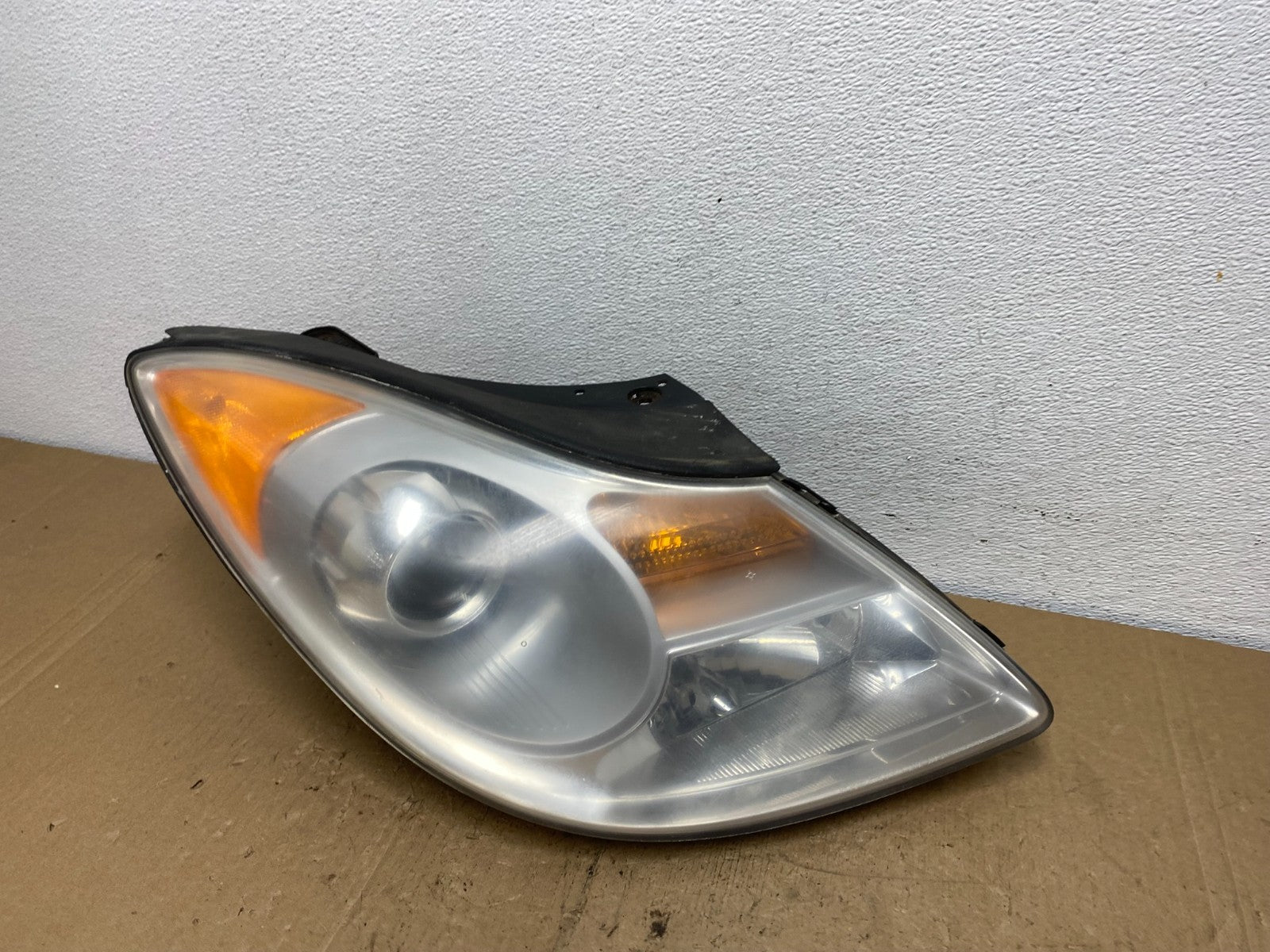 2007 to 2012 Hyundai Veracruz Right Passenger RH Headlight Halogen AC6062 DW1