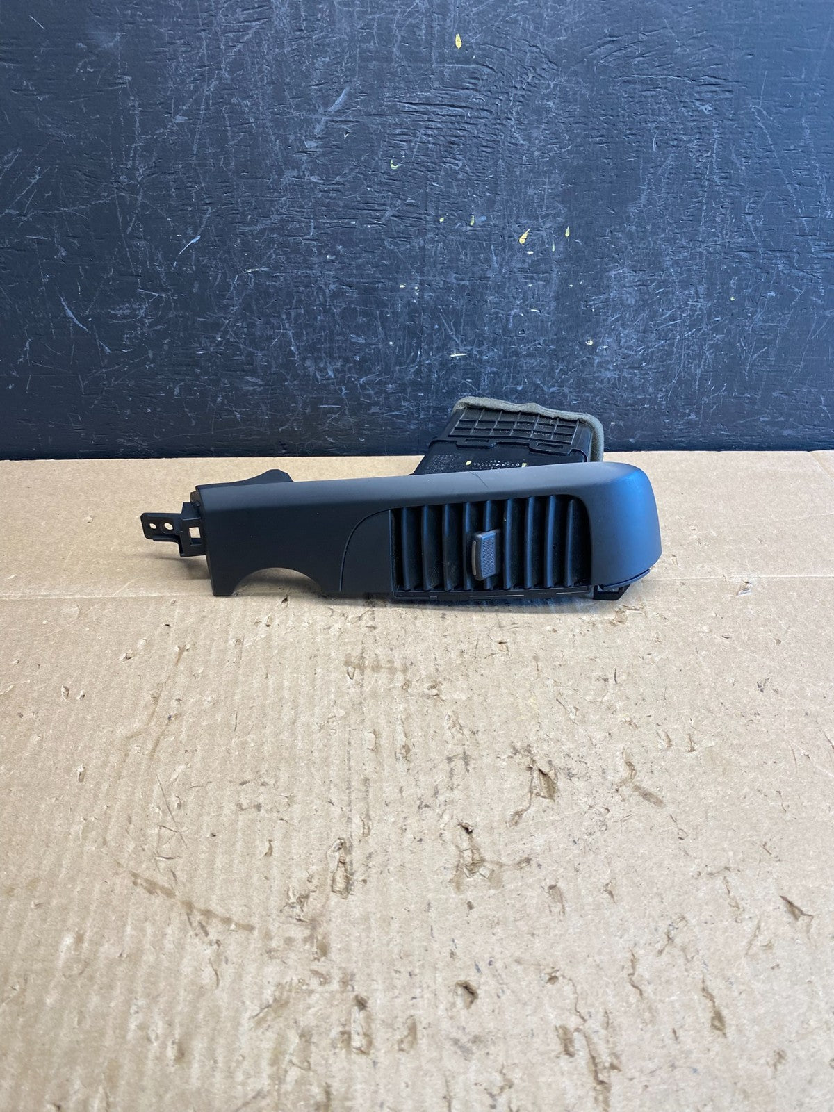 2006 - 2012 Kia Sedona Entourage Left Driver Center Air Vent ad9121 DG0